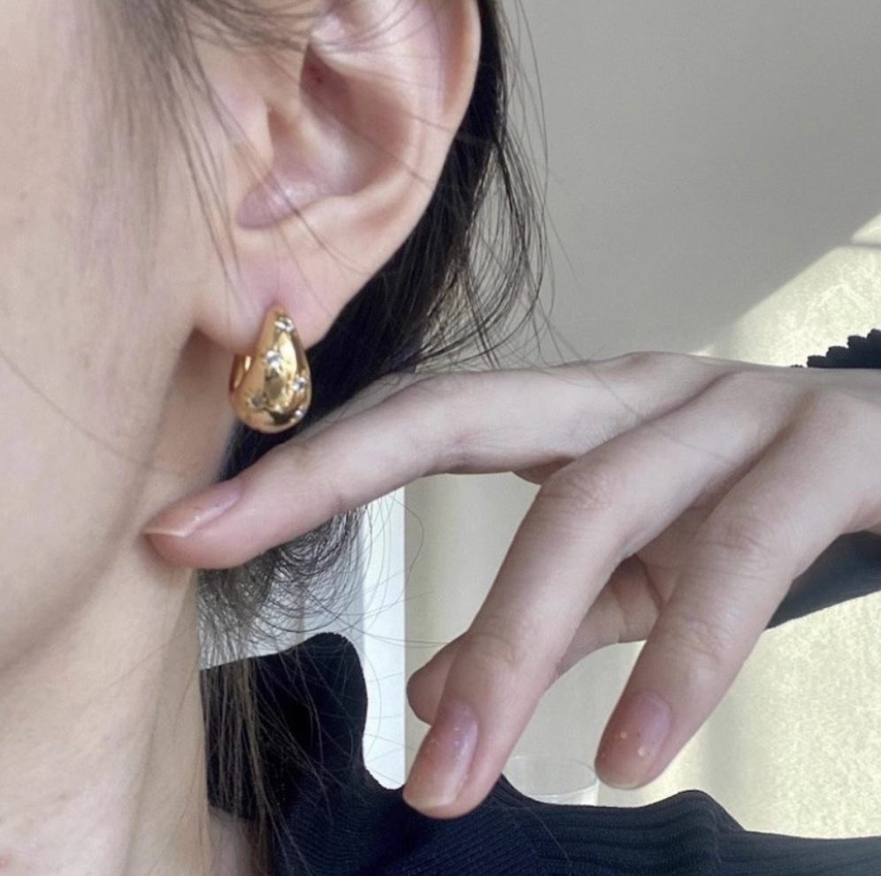 Soléa | Sculpted Droplet Hoop Studs