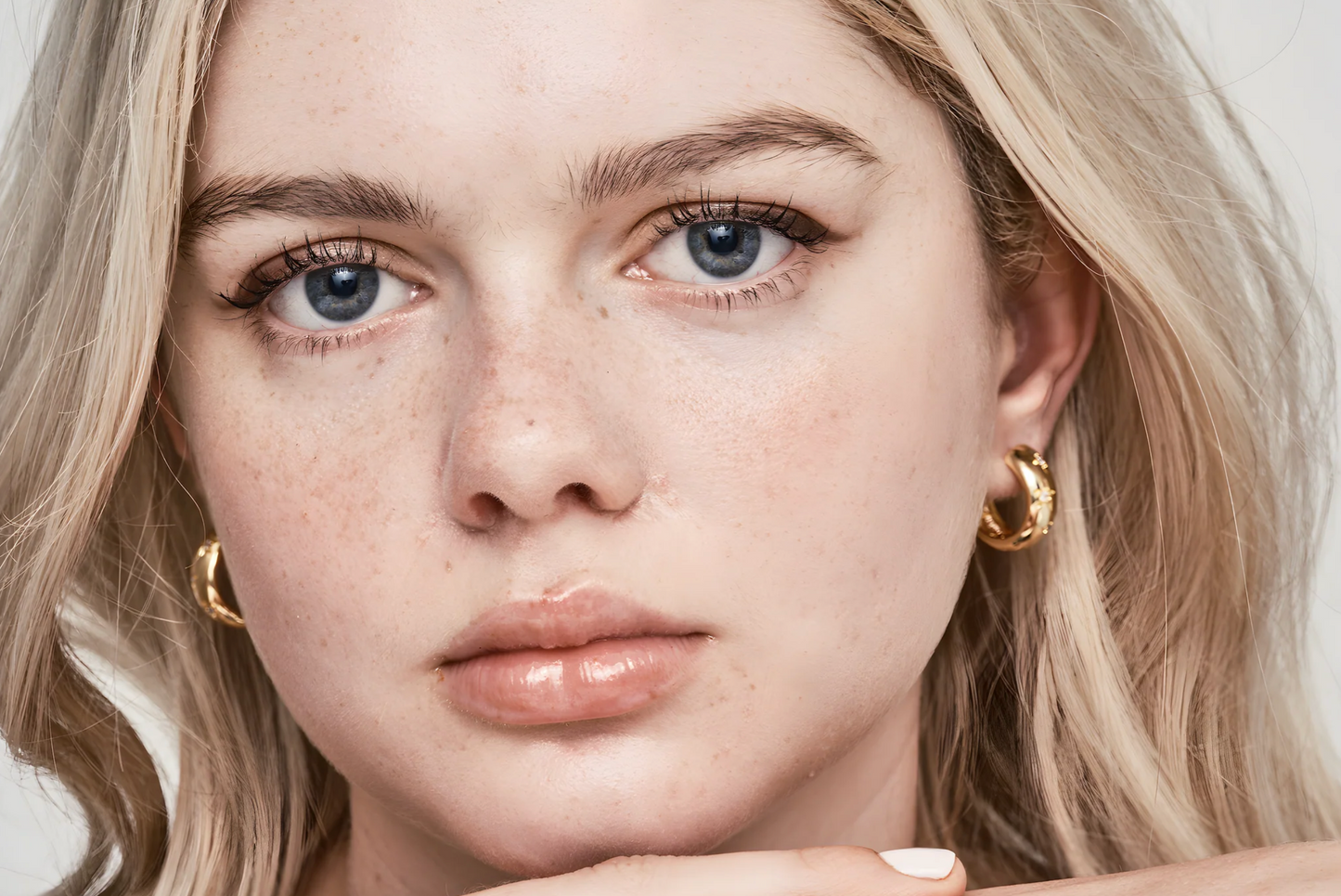 Soléa | Sculpted Droplet Hoop Studs